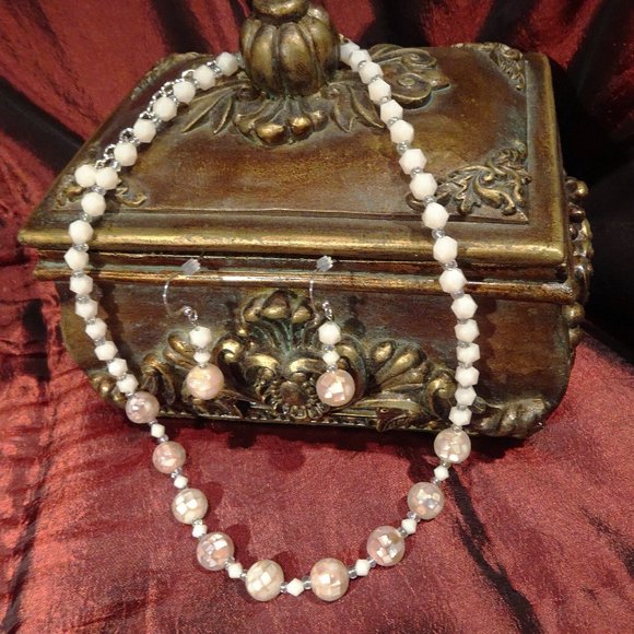 Handmade necklace/earring set in faceted pink with silver-plated findings - Picture 3 of 7